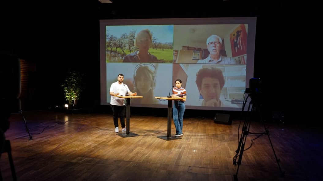 Pitchen op het podium van De Zwijger