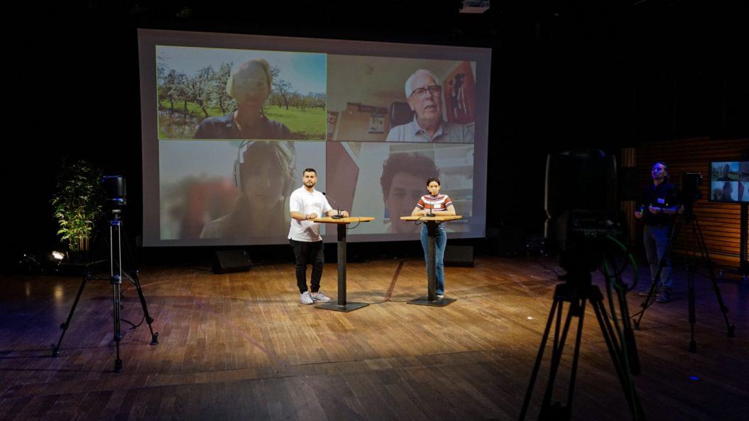 Studenten pitchen op het podium van De Zwijger