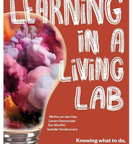 Boek over leren in een living lab door leerregisseur Zac Woolfitt