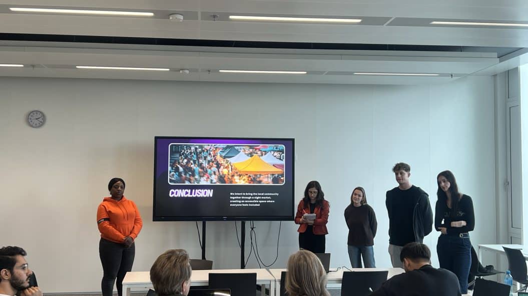 Een belangrijke mijlpaal: de studenten presenteren resultaten discover-fase